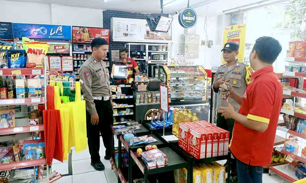 Anggota Polsek Babat Kunjungi Karyawan Alfamart
