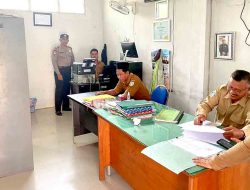 Anggota Polsek Laren Sosialisasi Beredarnya Berita Hoax Bersama Perangkat Desa Laren