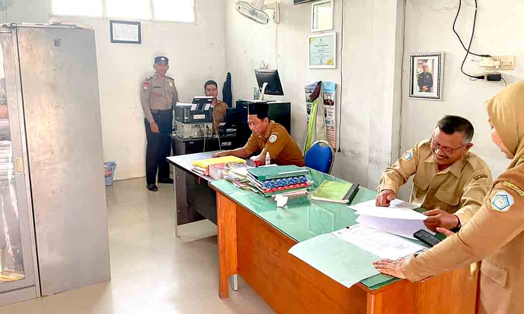 Anggota Polsek Laren Sosialisasi Beredarnya Berita Hoax Bersama Perangkat Desa Laren