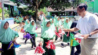 Antok Tinjau Gedung Sekolah Rusak Dan Bagi Ratusan Buku Tulis Ke Siswa