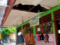 Antok Tinjau Gedung Sekolah Rusak Dan Bagi Ratusan Buku Tulis Ke Siswa