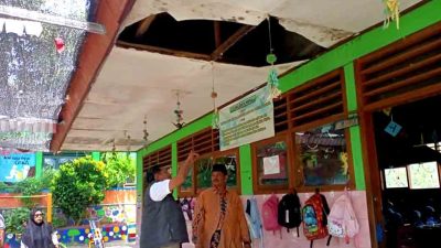 Antok Tinjau Gedung Sekolah Rusak Dan Bagi Ratusan Buku Tulis Ke Siswa 2