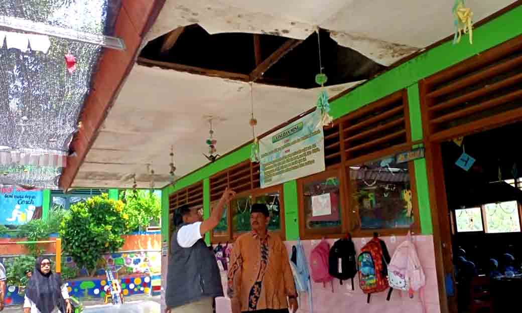 Antok Tinjau Gedung Sekolah Rusak Dan Bagi Ratusan Buku Tulis Ke Siswa 2