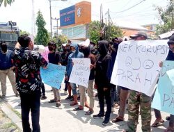 Gerakan Pemuda Peduli Lamongan Aksi Demo di Depan Kantor Dinas Sosial Lamongan