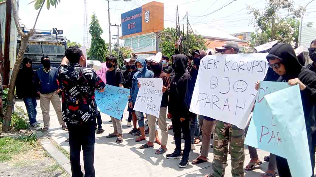 Gerakan Pemuda Peduli Lamongan Aksi Demo Di Depan Kantor Dinas Sosial Lamongan