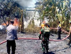 Gercep, Polisi Ngawi Bantu Padamkan Kebakaran di Water Boom Paron