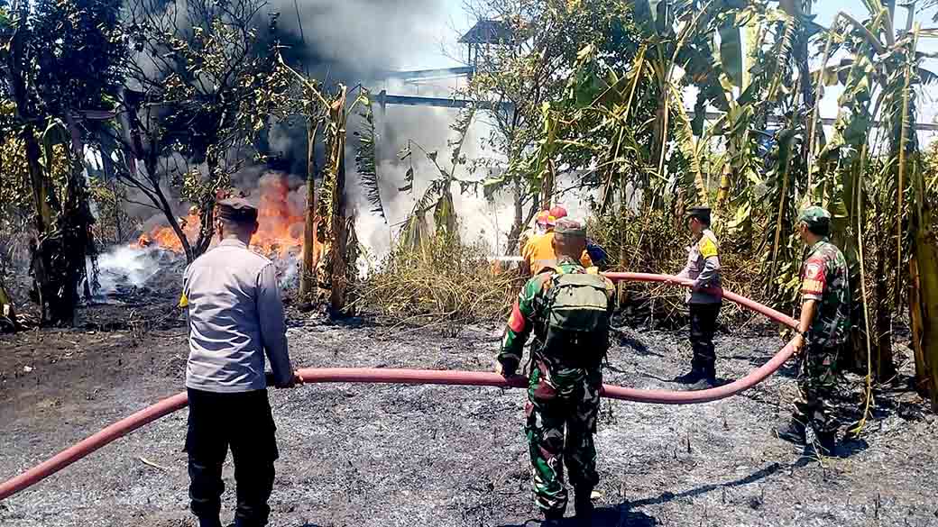 Gercep, Polisi Ngawi Bantu Padamkan Kebakaran Di Water Boom Paron