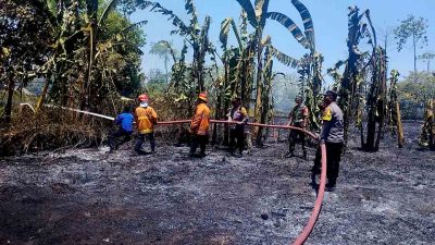 Gercep, Polisi Ngawi Bantu Padamkan Kebakaran Di Water Boom Paron 2