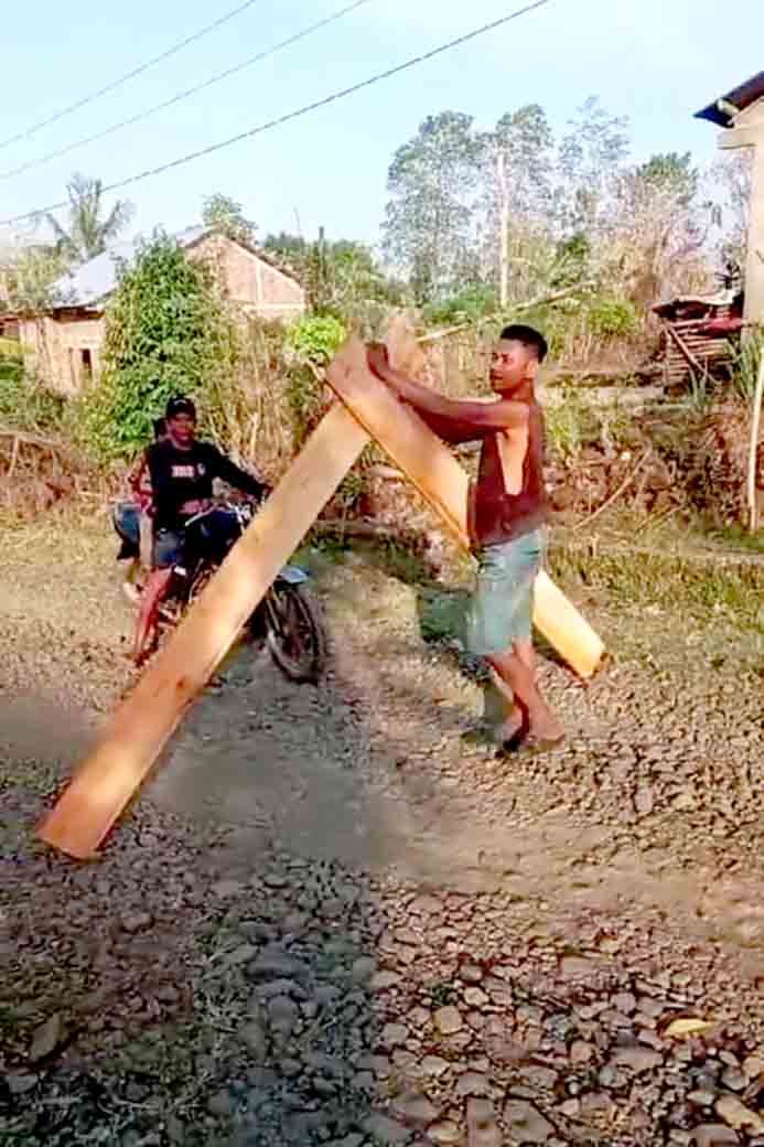 Habis Kesabaran, Warga Karepattoddo Tutup Jalan Yang Tak Kunjung Diperbaiki