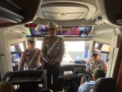 Petugas Satuan Lalu Lintas (Satlantas) Polres Kediri melaksanakan pengecekan kelayakan kendaraan angkutan umum di Terminal Pare, Senin (30/9/2024)