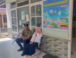 Anggota Polsek Laren Giatkan Sosialisasi Berita Hoax Menjelang Pilkada 2024