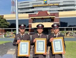 Kapolda Jatim Beri Penghargaan 3 Anggota Polres Pasuruan Kota atas Prestasi di Kejuaraan Karate Kapolri Cup 2024