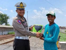 Satuan Lalu Lintas (Satlantas) Polres Kediri memberikan bantuan kepada para relawan penjaga perlintasan kereta api