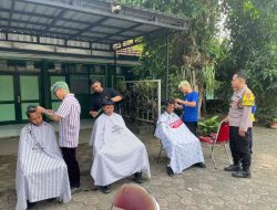 Sosialisasikan Kedisiplinan, Polsek Pare Gelar Pangkas Rambut Gratis di Sekolah
