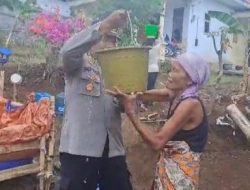 Polisi Salurkan Air Bersih Untuk Warga Kedungjajang Lumajang