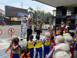 Pengenalan Rambu Lalu Lintas Sejak Dini, Unit Kamsel Gelar Polsanak di Mapolres Lamongan