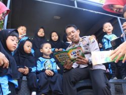 Melalui Dongeng, Polisi Kediri Dekatkan Diri dan Bentuk Karakter Anak Usia Dini