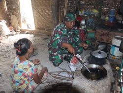 Pak Tentara nongkrong bareng masak didapur warga desa Pagung wilayah TMMD 122