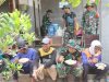 Disela kesibukannya, Satgas TMMD Ke 122 Kodim 0809/Kediri Makan Bersama warga saat Rehat Siang