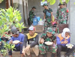 Disela kesibukannya, Satgas TMMD Ke 122 Kodim 0809/Kediri Makan Bersama warga saat Rehat Siang