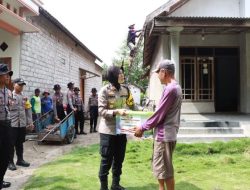 Polres Kediri memberikan bantuan sebanyak 30 paket sembako kepada korban terdampak hujan deras disertai angin kencang di Desa Bangsongan Kecamatan Kayen Kidul, pada Selasa (15/10/2024)