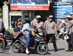 Aksi Humanis Polres Magetan di Operasi Zebra Semeru 2024, Berbagi Coklat Hingga Bunga untuk Pengendara