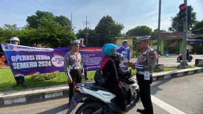 Petugas Satlantas Polres Kediri melaksanakan kegiatan edukasi tertib berlalulintas kepada pengguna jalan guna mencegah terjadinya kecelakaan lalu lintas, pada Kamis (17/10/2024)