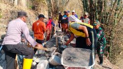 Sinergitas Polres Ponorogo bersama TNI dan Warga Bersihkan Lingkungan Cegah Banjir