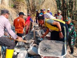 Sinergitas Polres Ponorogo bersama TNI dan Warga Bersihkan Lingkungan Cegah Banjir