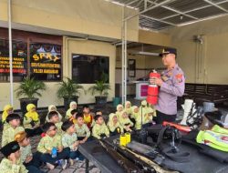 Puluhan siswa TK ABA, berkunjung ke Mapolsek Kandangan, pada Rabu (23/10/2024). Kedatangan siswa TK ABA itu untuk mengenali tugas Polisi