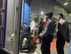 Polisi Kawal Ketat Kedatangan Surat Suara Pilkada Serentak 2024 di Jember