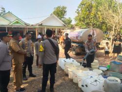 Polres Probolinggo Kota Kembali Beri Bantuan 10 Ribu Liter Air Bersih di Tongas