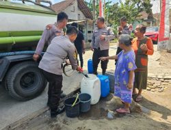 Kekurangan Air Bersih, Warga Kepung Terima Bantuan Sat Binmas Polres Kediri Peduli