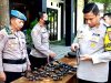 Kapolres Kediri, AKBP Bimo Ariyanto S.H., S.I.K, didampingi pejabat utama dan Kasie Propam Polres Kediri melakukan pemeriksaan terhadap anggota pemegang senjata api (Senpi).