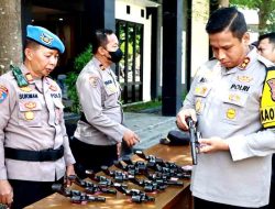 Kapolres Kediri, AKBP Bimo Ariyanto S.H., S.I.K, didampingi pejabat utama dan Kasie Propam Polres Kediri melakukan pemeriksaan terhadap anggota pemegang senjata api (Senpi).