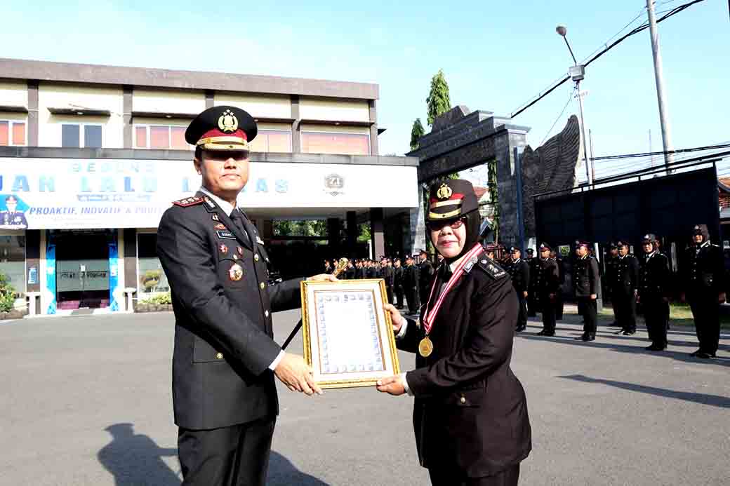 Kapolres Lamongan Pimpin Upacara Hari Kesaktian Pancasila Serta Pelepasan Purna Tugas Perwira Polwan