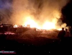 Kebakaran Hebat di Babat, Lamongan: Tiga Gudang Mebel Ludes Terbakar