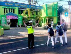 Laksanakan Pengamanan Serta Pengaturan Lalin Saat Jam Sekolah di Depan SMPN 1 Babat