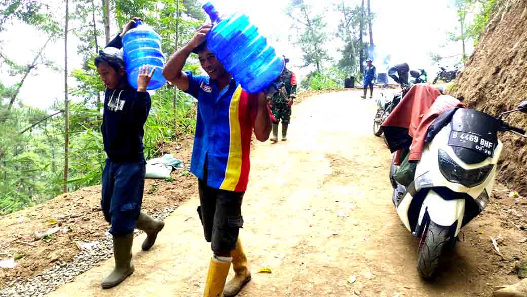 Partisipasi Warga Suguhkan Air Mineral Sebagai Pelepas Dahaga Untuk Anggota Satgas Tmmd Reg Ke 122