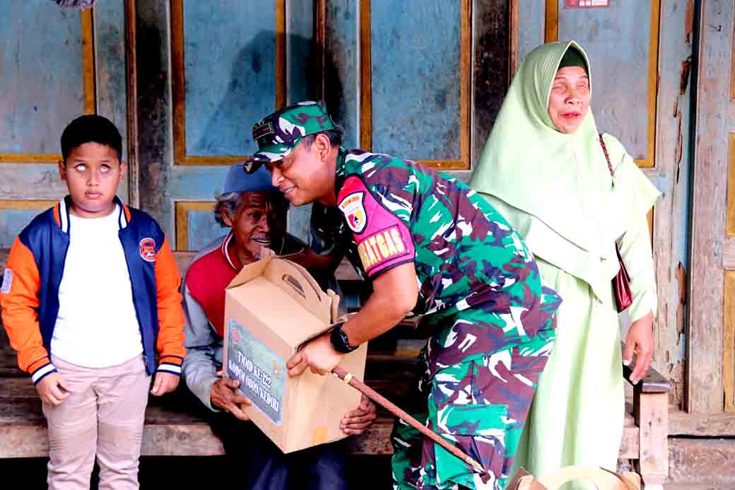 Peduli Penyandang Disabilitas, Dansatgas Tmmd Ke 122 Beri Bantuan Sembako