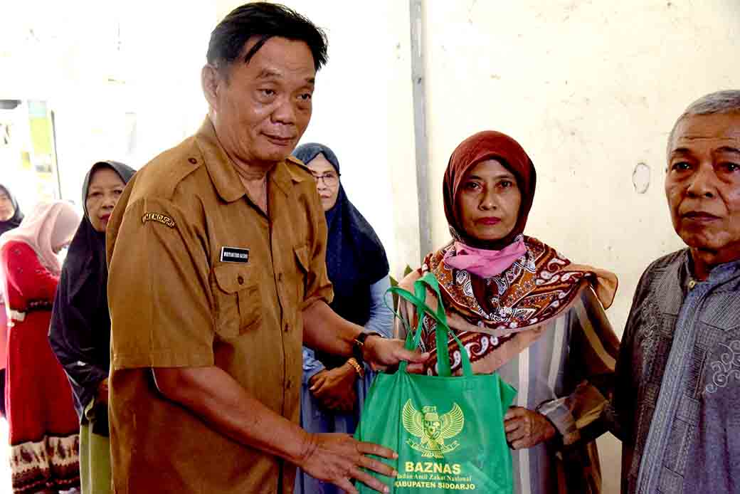 Pemkab Dan Baznas Sidoarjo Salurkan Bantuan Sembako Untuk Korban Kebakaran Pasar Krian
