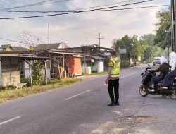 Pengamanan Arus Lalu Lintas Pagi di Depan Pasar Miru Wujud Pelayanan Polsek Sekaran