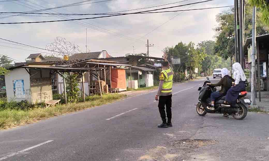Pengamanan Arus Lalu Lintas Pagi Di Depan Pasar Miru Wujud Pelayanan Polsek Sekaran