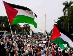 Peringati Satu Tahun Perang Gaza, Massa Gelar Aksi Bela Palestina di Depan Kedubes Amerika Serikat