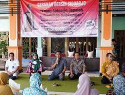 Pjs. Bupati Sidoarjo Menyalurkan Bantuan Pangan Beras Pada 778 KPM Di 3 Desa