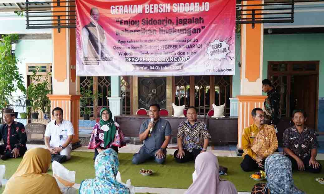 Pjs. Bupati Sidoarjo Menyalurkan Bantuan Pangan Beras Pada 778 Kpm Di 3 Desa