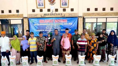 Pjs. Bupati Sidoarjo Menyalurkan Bantuan Pangan Beras Pada 778 Kpm Di 3 Desa 2