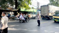 Polsek Babat Lakukan Pengaturan Lalu Lintas di Lokasi Kebakaran