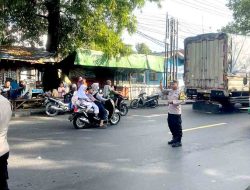 Polsek Babat Lakukan Pengaturan Lalu Lintas di Lokasi Kebakaran