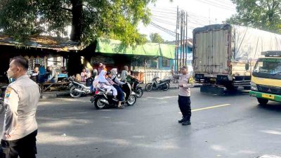 Polsek Babat Lakukan Pengaturan Lalu Lintas Di Lokasi Kebakaran